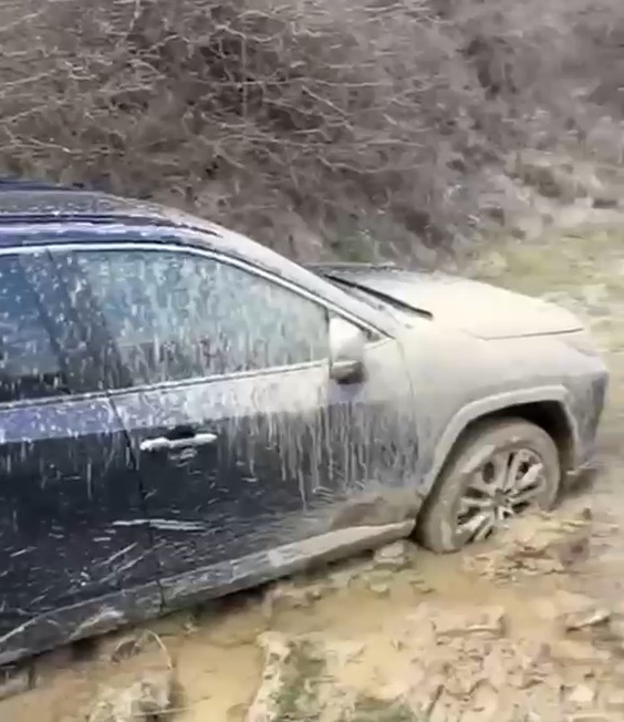 Salvati de jandarmi dupa ce aplicatia de navigatie i a dus pe un drum unde au ramas blocati in noroi