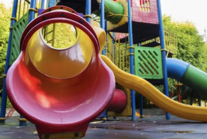 Scandal la Cluj Napoca Terenul de joaca pentru copii dintr un parc a fost transformat in adapost de catre oamenii fara adapost