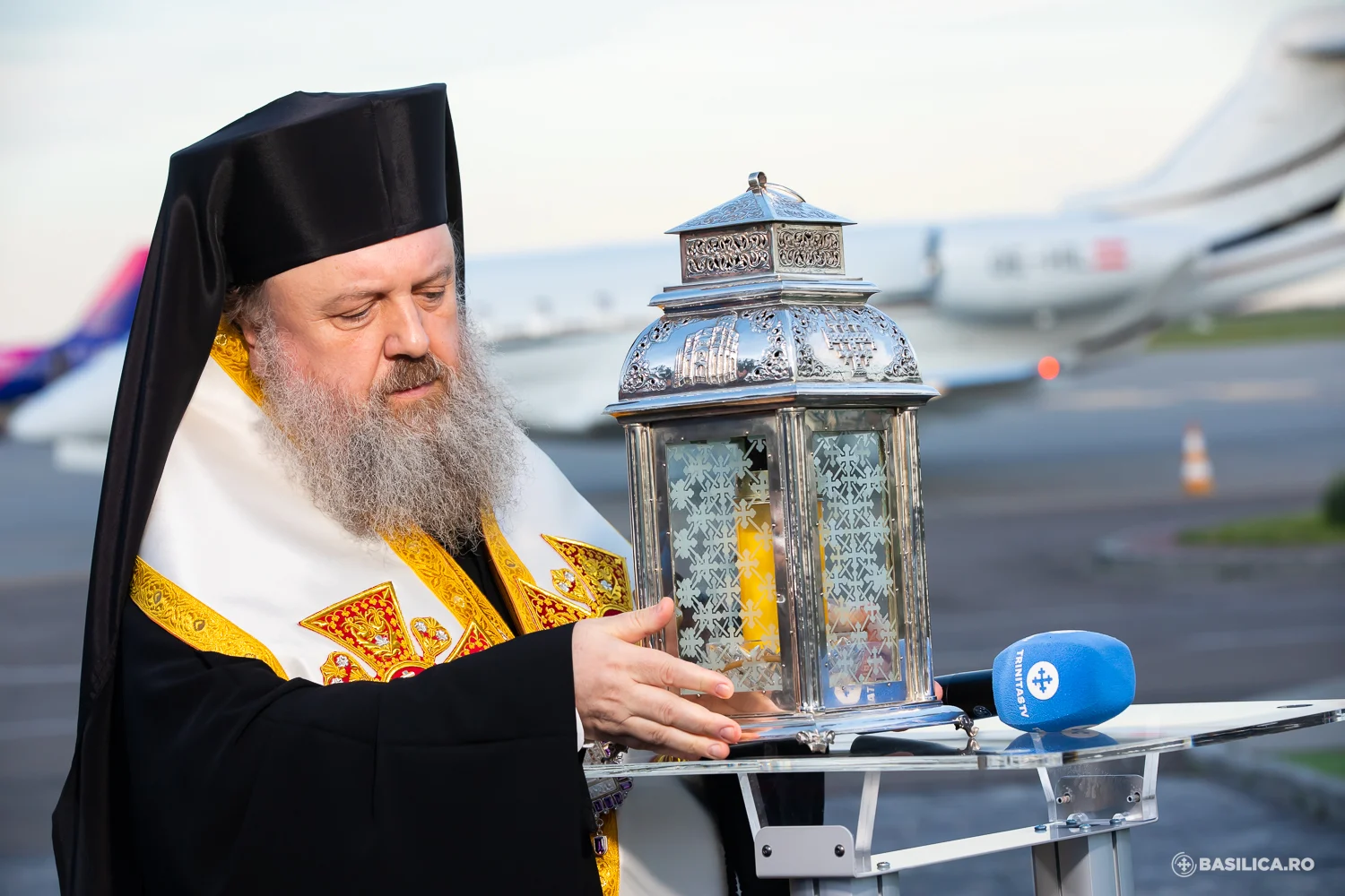 Sfanta Lumina ajunge in Romania cu o cursa speciala O misiune influenta de restrictiile din Ierusalim