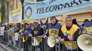 Sindicalistii din Educatie au protestat cu sirene si vuvuzele in fata Ministerului Nu ne obligati sa