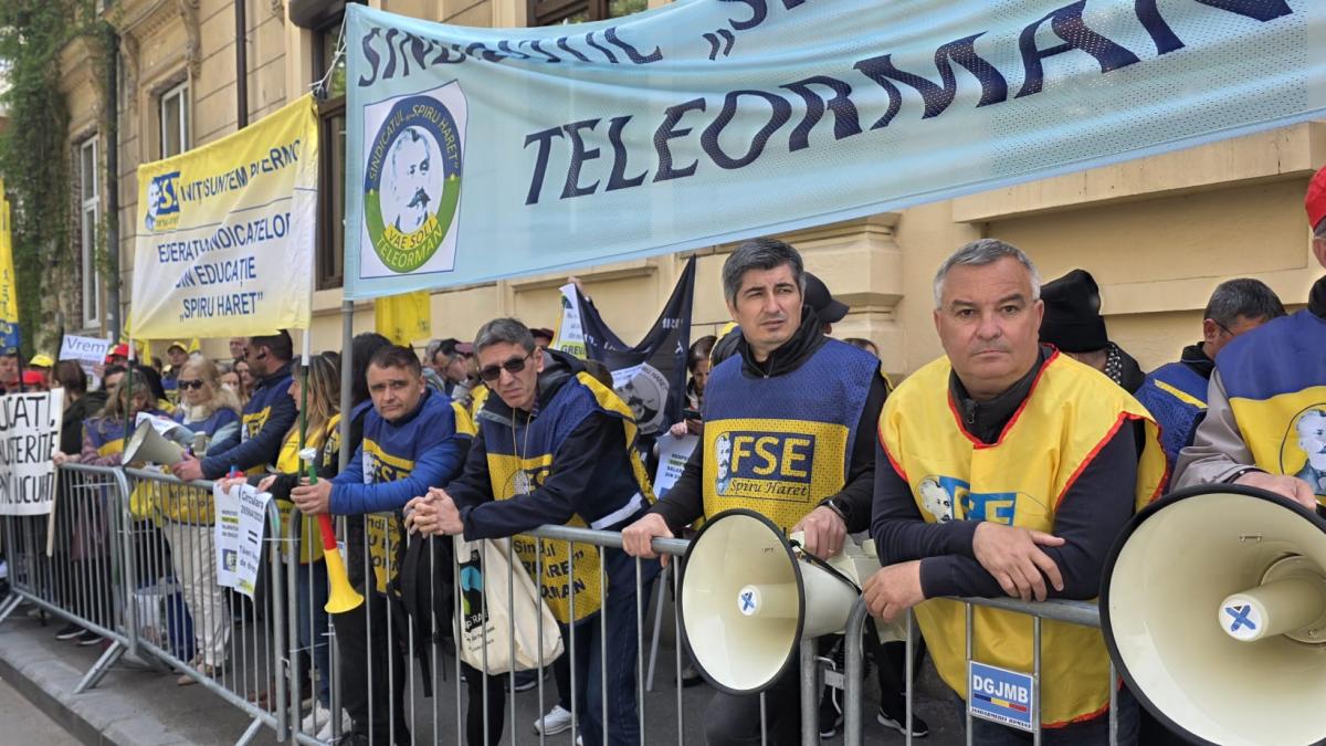 Sindicalistii din Educatie au protestat cu sirene si vuvuzele in fata Ministerului Nu ne obligati sa
