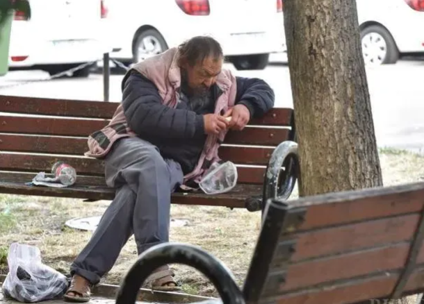 Situatie ingrijoratoare intr un cartier din Cluj Napoca Persoanele fara adapost provoaca probleme serioase Lasam o mizerie de neconceput