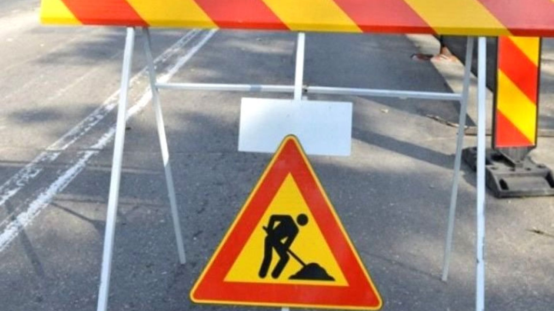 Strada complet inchisa in Floresti Cluj Traficul este oprit pentru mai multe ore din cauza unei avarii la reteaua de apa Soferii trebuie sa isi schimbe traseele