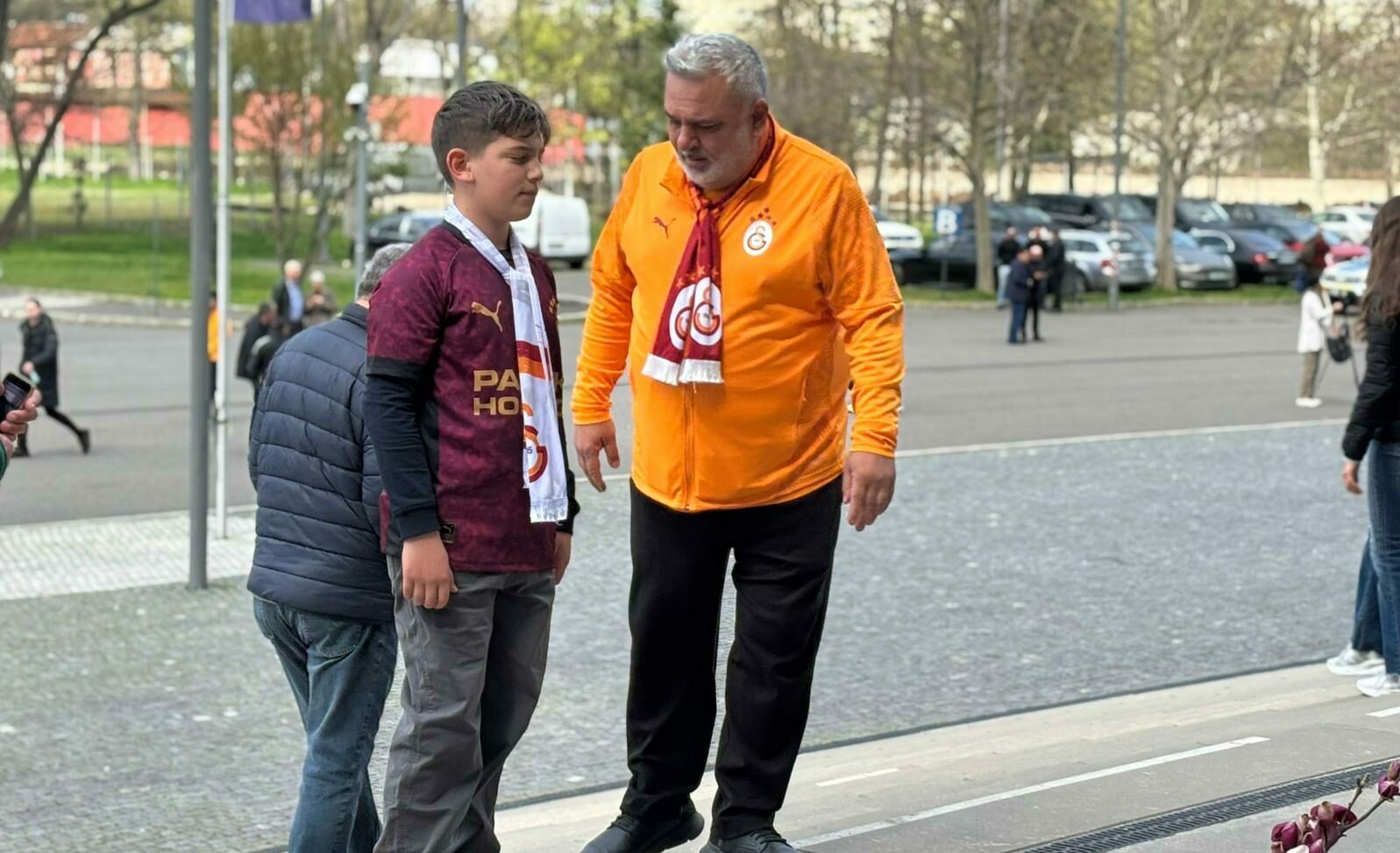 Suporter Galatasaray din Turcia la inmormantarea lui Mircea Lucescu Toate galeriile il apreciau