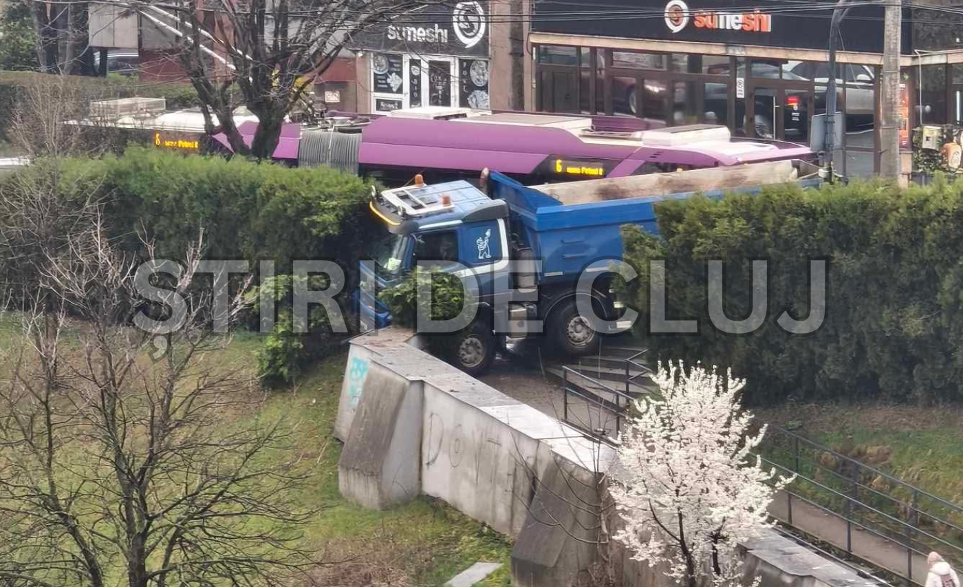 VIDEO Accident grav in Cluj O basculanta a sarit pe trotuar dupa ce a evitat in ultimul moment un pieton Putea fi un adevrat dezastru