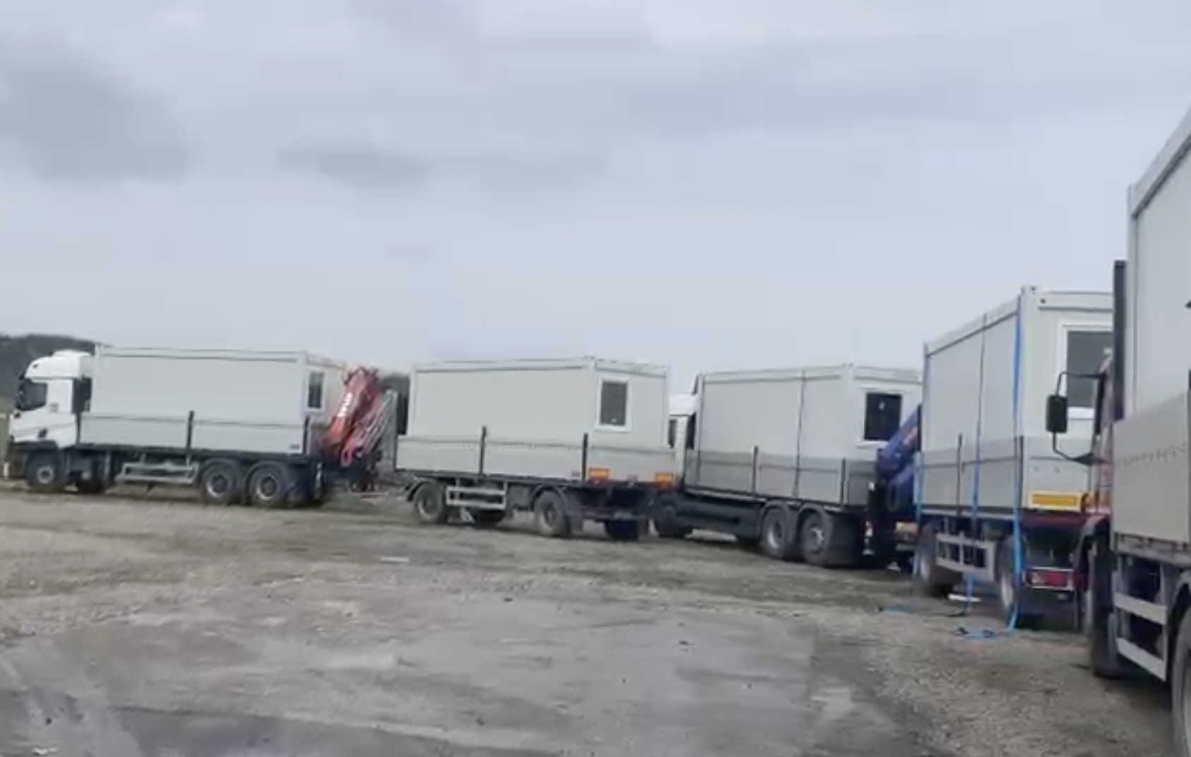 VIDEO Ajutoarele ajung la Turda Primele containere au fost livrate dupa incendiul care a lasat 65 de persoane fara adapost Alte locuinte modulare vor sosi in curand