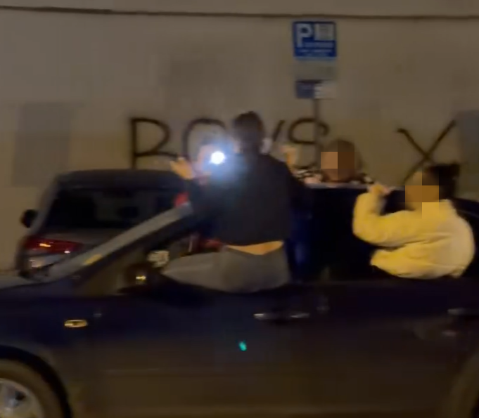 VIDEO Distractie periculoasa dintr o parcare din Cluj Patru adolescente danseaza si se filmeaza iesind complet pe feronerie unei masini in miscare