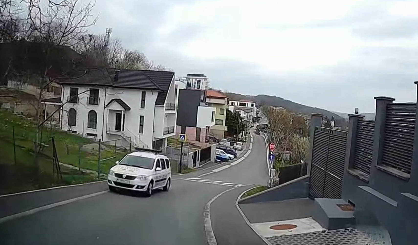 VIDEO Sens unic pentru muritorii de rand opional pentru cei in uniforma un taximetrist din Cluj a suprins o masina de politie circuland pe interzis