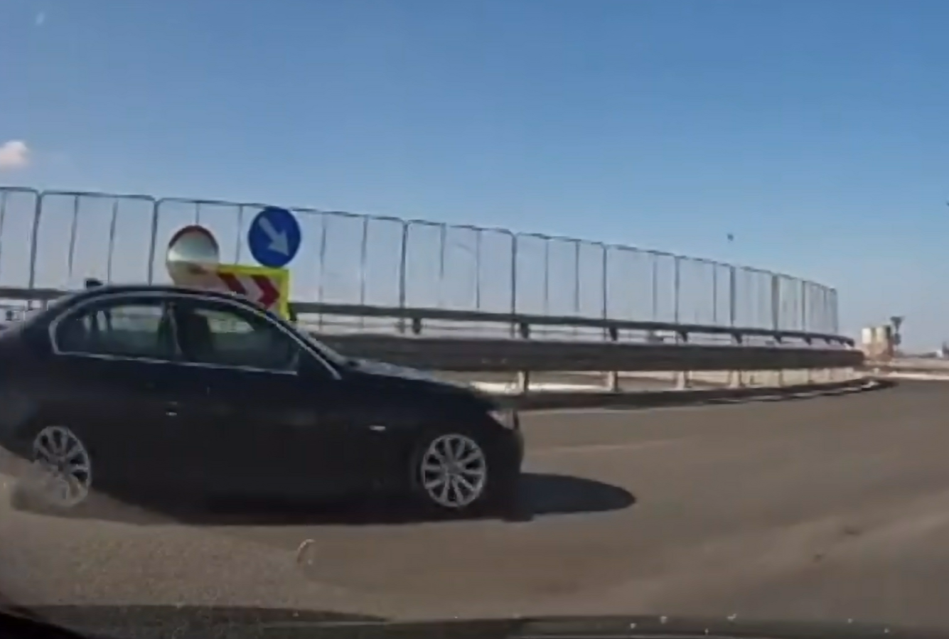 VIDEO Spirite incinse si dezbateri intense dupa un incident in sensul giratoriu I a taiat calea Cine are dreptate Un politist ofera clarificari