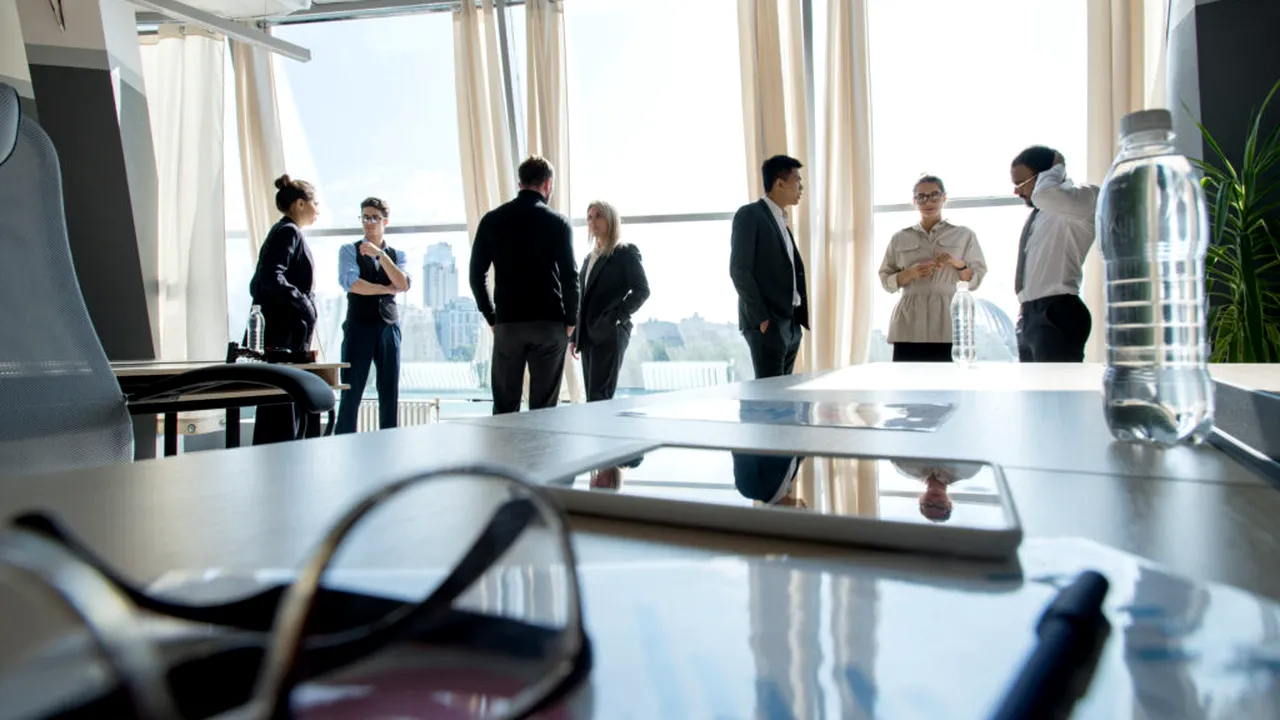 Val de disponibilizari in industria IT companiile investesc in inteligenta artificiala insa impactul asupra locurilor de munca ramane incert