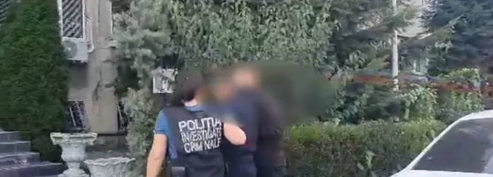 caz socant un bebelus a fost gasit printre droguri si mizerie tatal sau a fost arestat imediat de politie