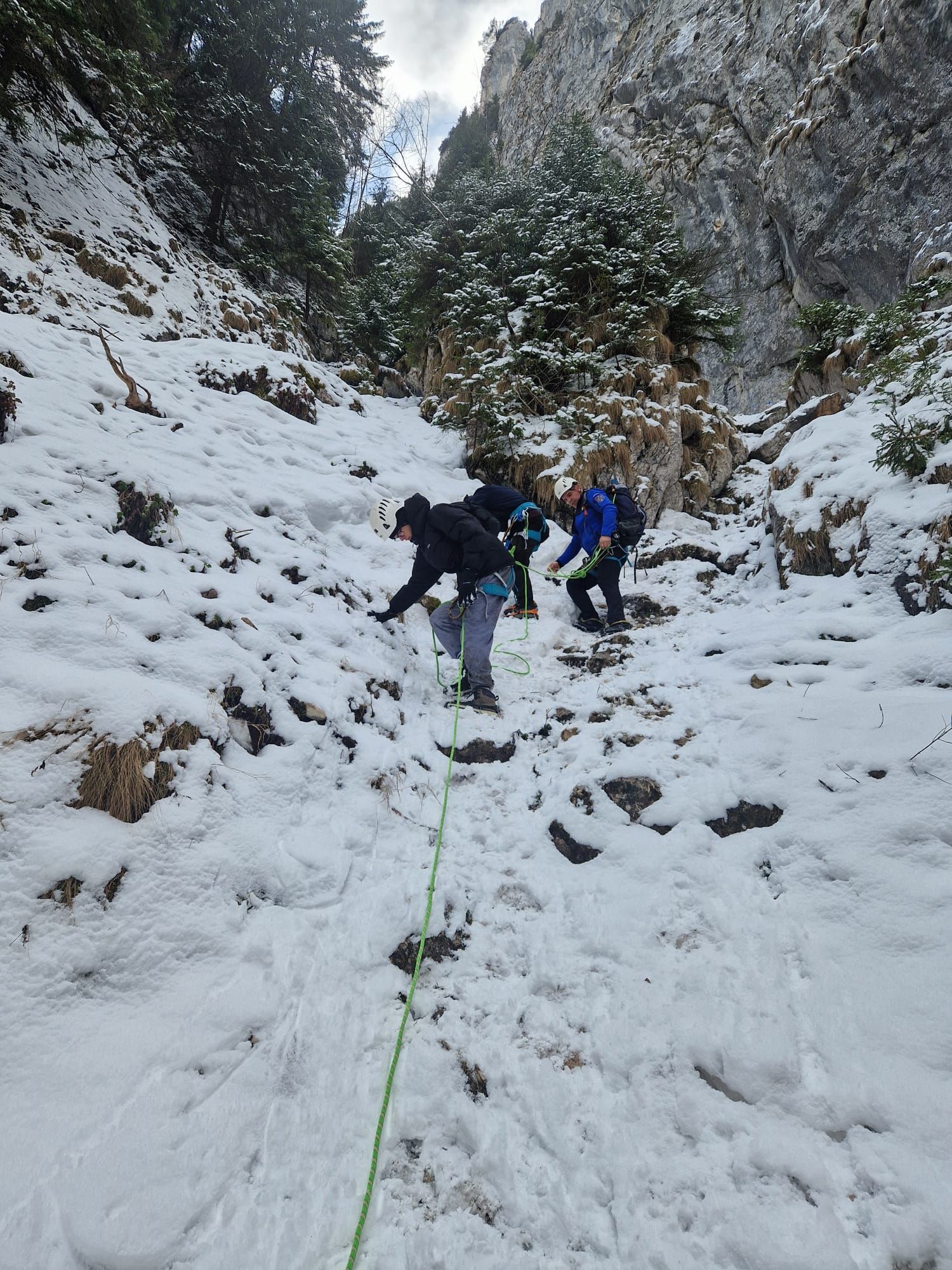 doi turisti blocati intr o zona greu accesibila din masivul piatra craiului au fost salvati de jandarmii montani