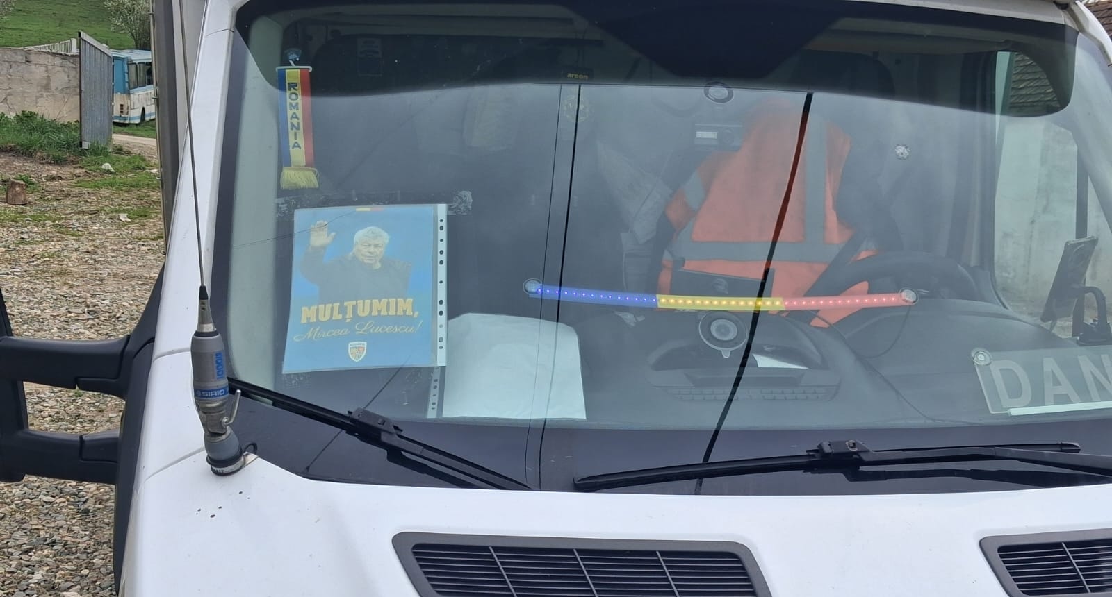 gest emotionant in traficul din cluj clujenii l au insotit pe mircea lucescu prin tot orasul autocolante cu imaginea maestrului lipite pe masini dupa disparitia sa