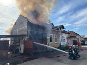 incendiu devastator in cluj napoca o familie a ramas fara casa garaj si masina un barbat a avut un atac de panica dupa ce totul a fost reduse la cenusa