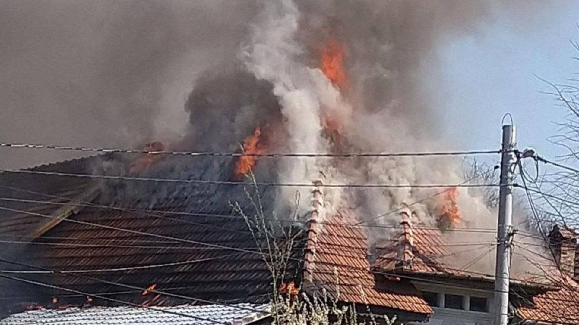 incendiu devastator intr o localitate din cluj pompierii intervin de urgenta flacarile au cuprins toata casa