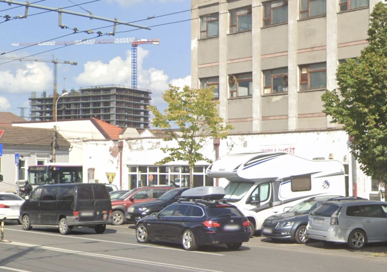 pericol ascuns in cluj masinile parcate ilegal pe trotuar blocheaza vizibilitatea intr o intersectie periculoasa fara interventia autoritatiilor