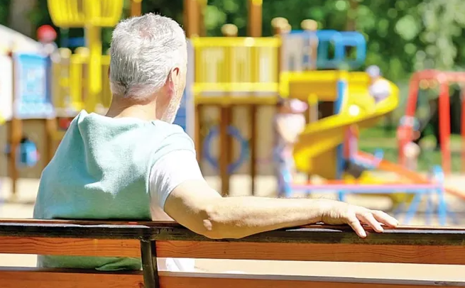 persoana surprinsa in ipostaze indecente langa un parc din cluj napoca cetatenii cer interventia autoritatilor l am vazut de mai multe ori