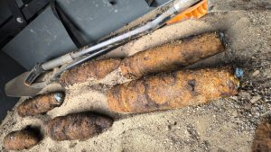 sase proiectile neexplodate din al doilea razboi mondial descoperite astazi in timpul lucrarilor interventie de urgenta a pirotehnistilor isu cluj