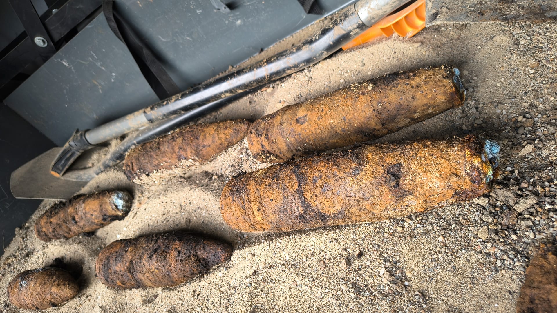 sase proiectile neexplodate din al doilea razboi mondial descoperite astazi in timpul lucrarilor interventie de urgenta a pirotehnistilor isu cluj