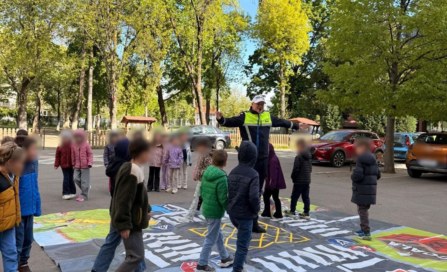 scene ciudate la un liceu din cluj polititii au fost in salile de clasa pentru a i invata pe elevi cum sa si protejeze viata in trafic