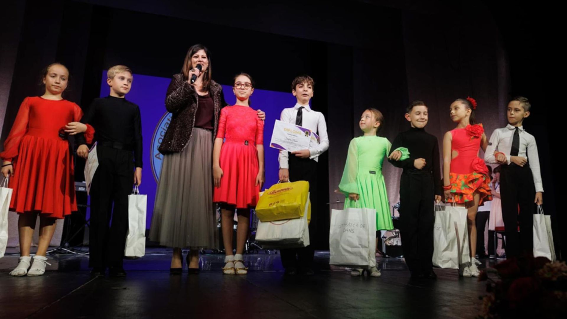 spectacol de talent si emotie la cluj 146 de copii din familii numeroase isi vor urma visurile pe scena