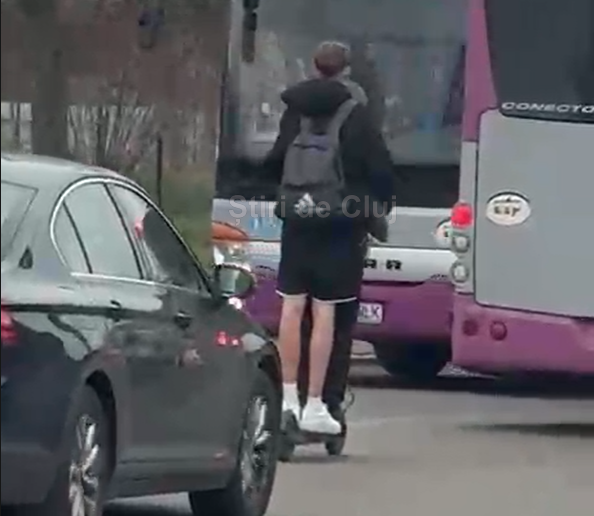 video doi tineri isi risca viata pe o trotineta electrica in cluj pe taietura turcului intr o ora de vrf oricand putea avea loc o tragedie