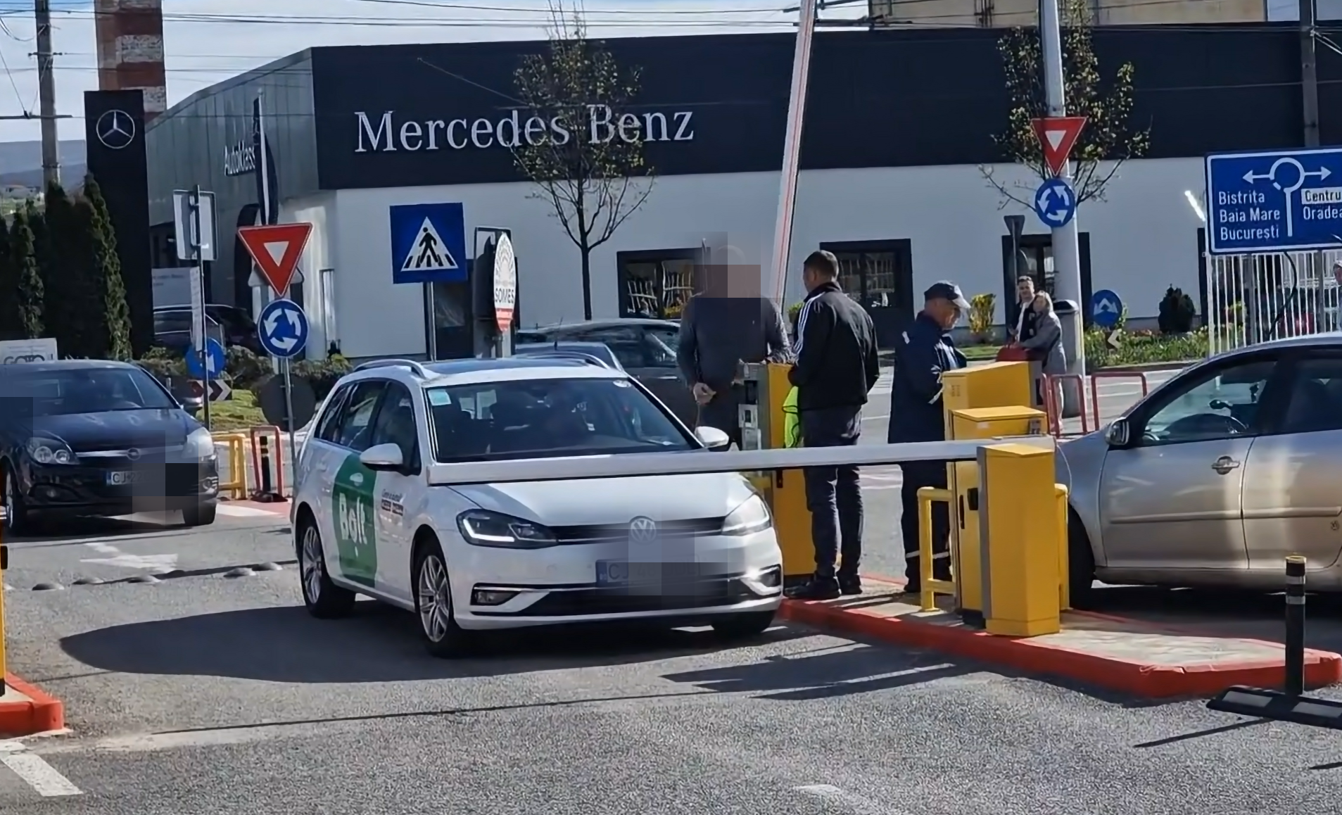 video scandal imens la bariera pe aeroportul cluj un sofer a turbat si a sarit la geamul unei masini bolt mama a decedat acum un an