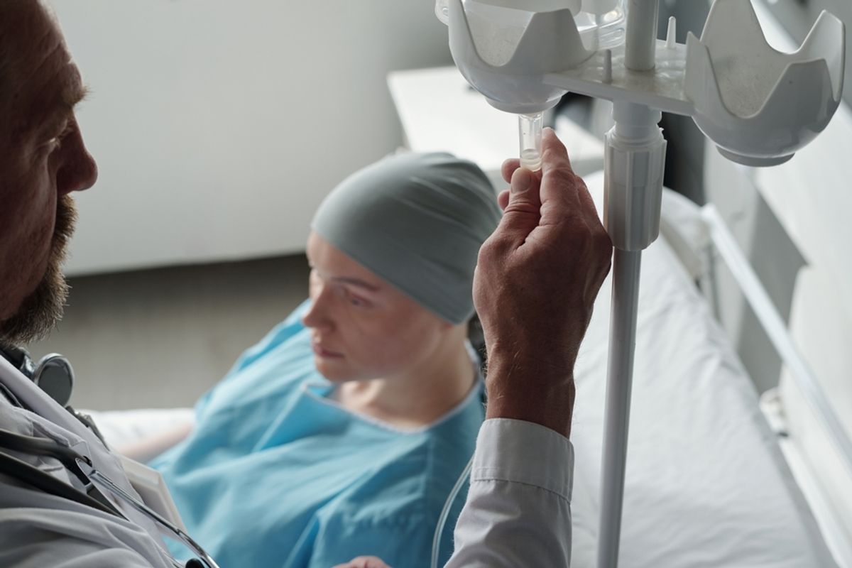 A crezut ca intra la menopauza si a ignorat semnalele dar medicii au diagnosticat o cu cancer Ce simptome a avut o femeie de 55 de ani