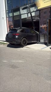 A lovit un bancomat cu masina pe o strada din Galati O femeie a fost ranita