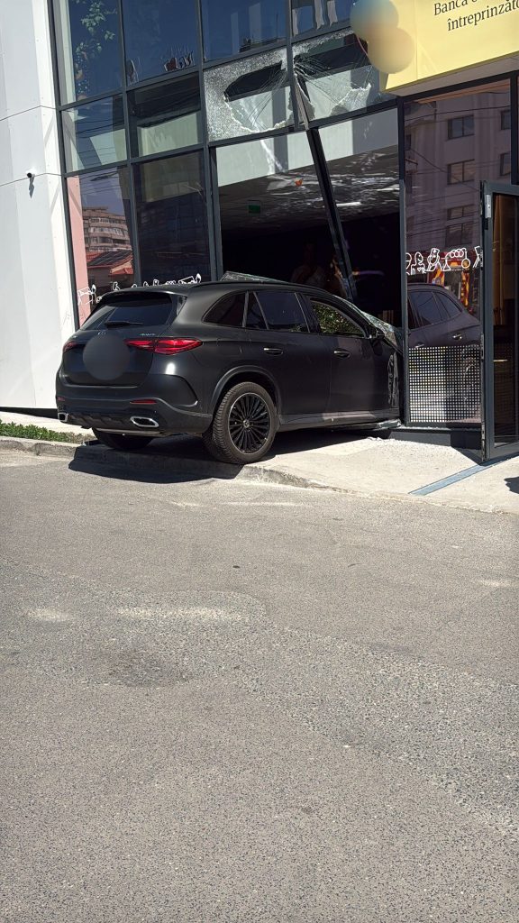 A lovit un bancomat cu mașina pe o stradă din Galați. O femeie a fost rănită. 2 A lovit un bancomat cu masina pe o strada din Galati O femeie a fost ranita