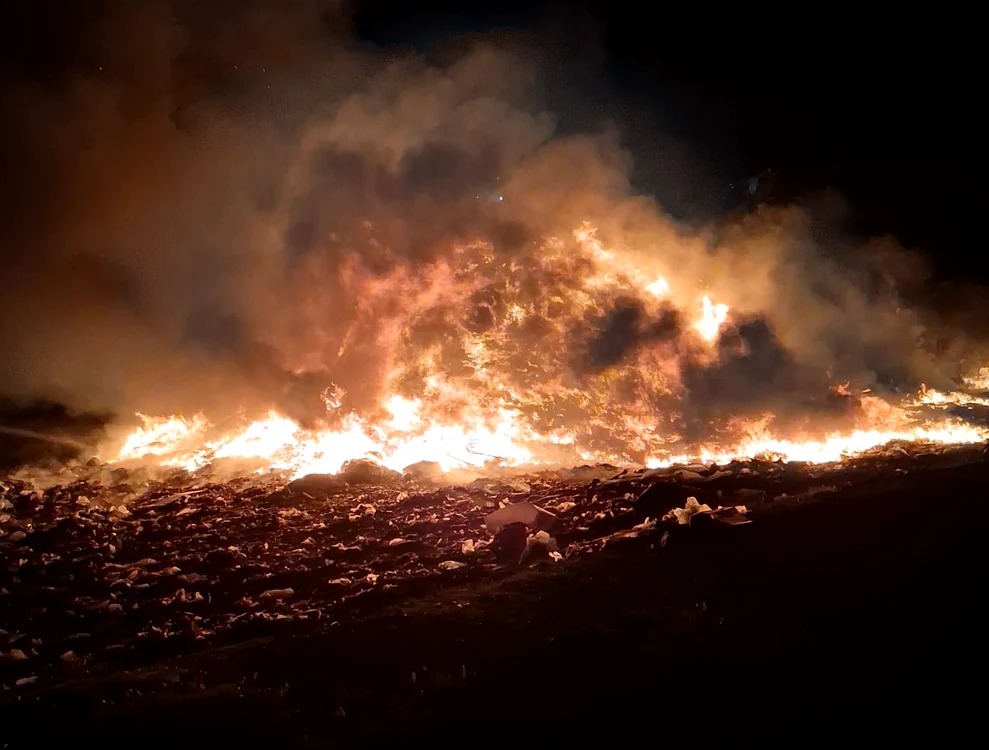 Alert in Oradea din cauza fumului provocat de incendiul de la gropoarul de deseuri