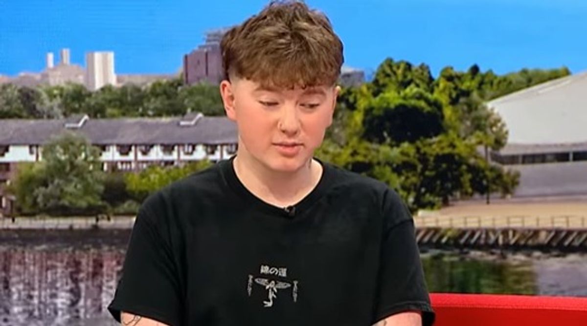 Alex, un tânăr dispărut timp de șase ani, și-a sunat mama pentru prima dată! Avea doar 11 ani când a fost răpit și forțat să trăiască în comunități nomade. 3 Alex un tanar disparut timp de sase ani si a sunat mama pentru prima data Avea doar 11 ani cand a fost rapit si fortat sa traiasca in comunitati nomade