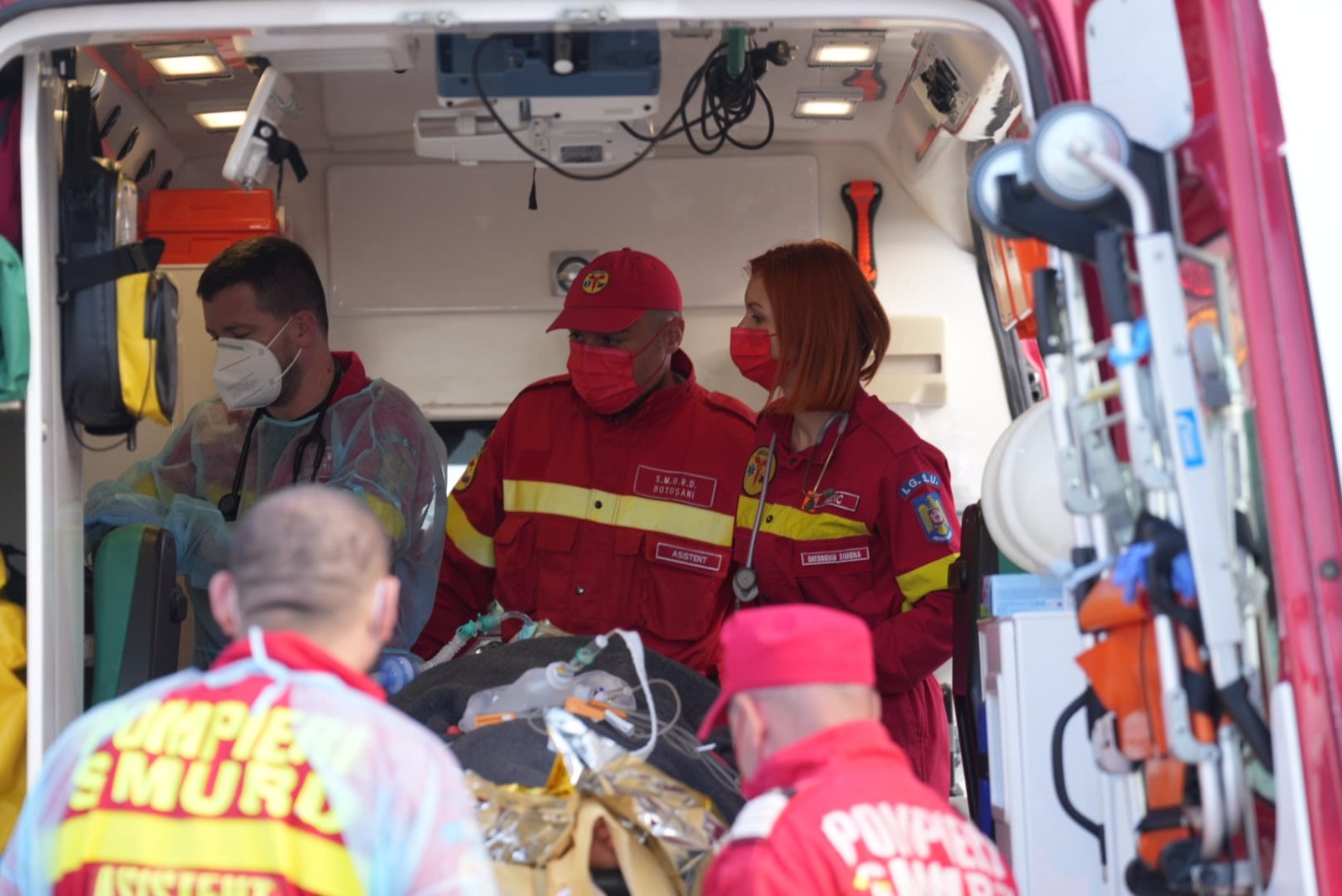 Ambii militari răniți în urma exploziei de la Botoșani au suferit arsuri la căile respiratorii și vor fi tratați în Belgia. 2 Ambii militari raniti in urma exploziei de la Botosani au suferit arsuri la cailor respiratorii si vor fi tratati in Belgia