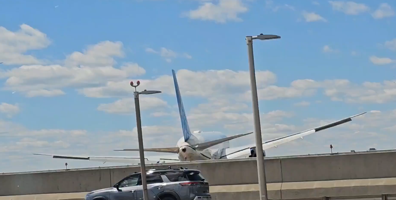Aterizare suprinzatoare Un avion Boeing 767 a intrat in coliziune cu un camion de livrari pe o autostrada