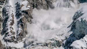 Avalansa in Valea Costilei O persoana prinsa sub zapada Salvamontistii intervin cu caini de cautare si elicopter