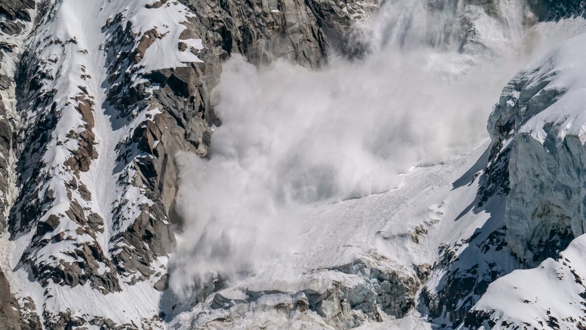 Avalansa in Valea Costilei O persoana prinsa sub zapada Salvamontistii intervin cu caini de cautare si elicopter