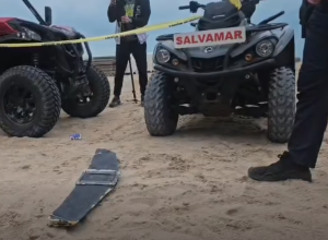 Avertizare pe litoral Un fragment de drona descoperit pe plaja Belona din Eforie Nord