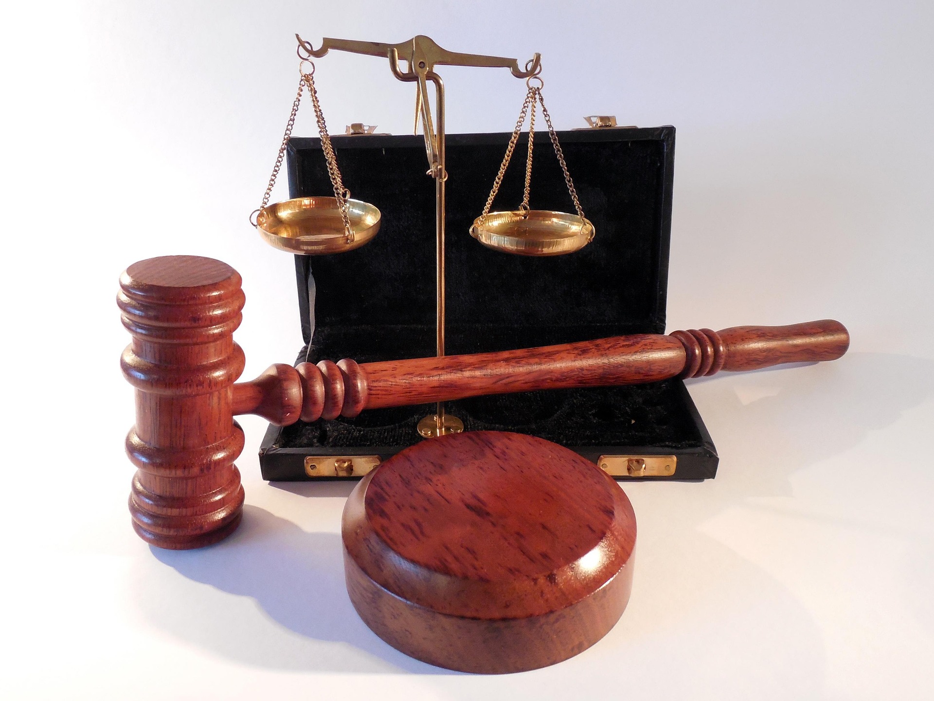 Avocat din Baroul Bucuresti trimis in judecata pentru patrundere fara drept in sediul ANAF