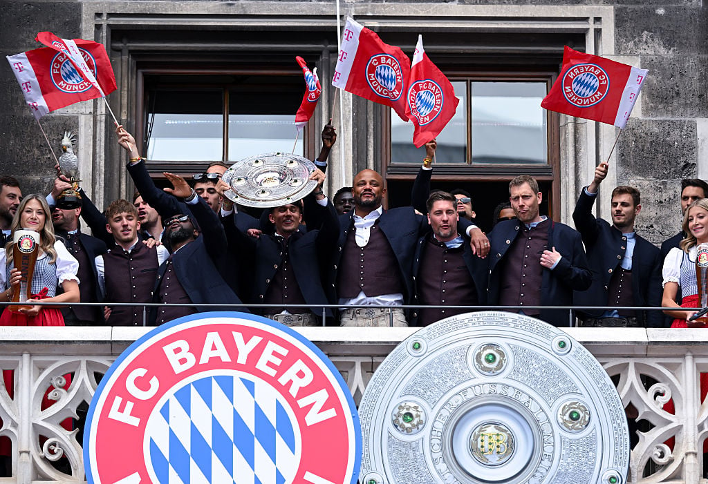 Bayern a pierdut trofeul înainte de celebrarea câștigării titlului! Soția lui Kompany a intervenit pentru a salva momentul. 2 Bayern a pierdut trofeul inainte de celebrarea castigarii titlului Sotia lui Kompany a intervenit pentru a salva momentul