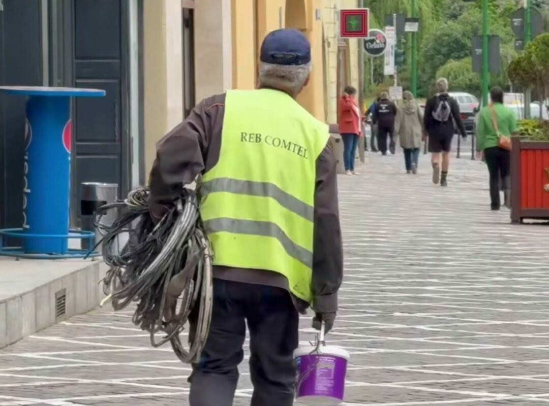 Cablurile au dispărut de pe fațadele clădirilor din Brașov 1 Cablurile au disparut de pe facadele claririlor din Brasov