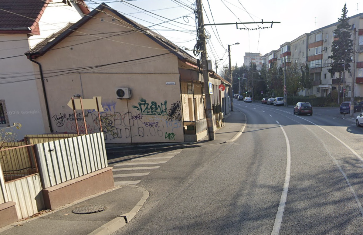 Capcana de trafic langa o gradinita din Cluj Vizibilitate zero dupa curba pietonii sunt obligati sa ocoleasca masinile blocate pe trecerea de pietoni