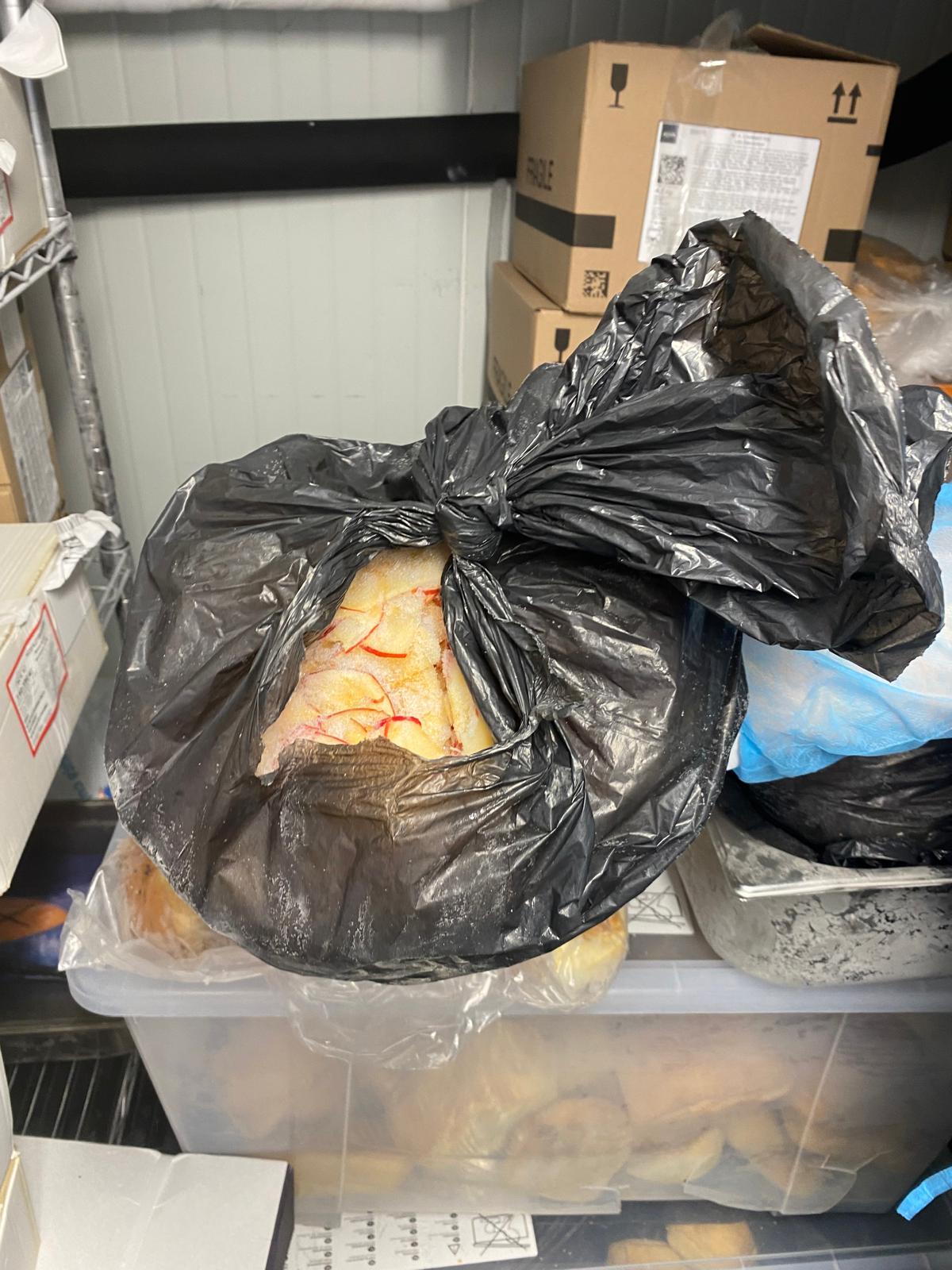 Cel puțin 5 elevi de la British School of Bucharest, internați în spital din cauza alimentelor expirate servite la școală. 2 Cel putin 5 elevi de la British School of Bucharest internati in spital din cauza alimentelor expirate servite la scoala