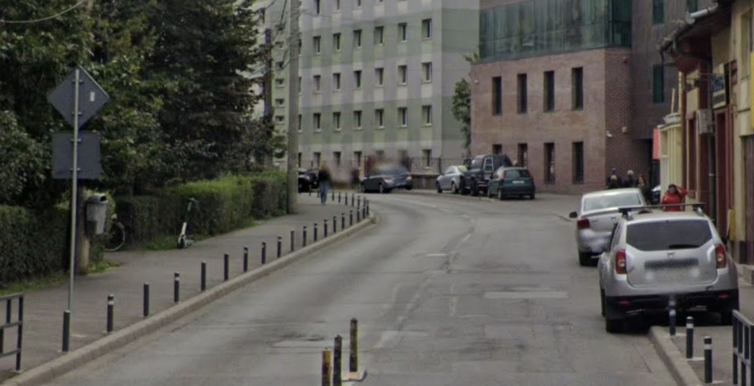 Clujenii nevoiti sa circule pe carosabil din cauza soferilor care parcheaza pe trotuar Trebuie sa iesi pe strada pentru a ocoli masina parcata aiurea