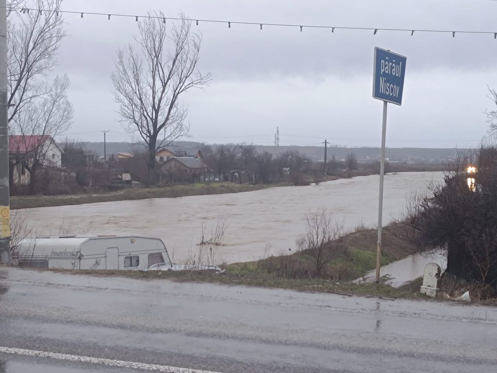 Cod galben de inundatii pe rauri in 18 judete