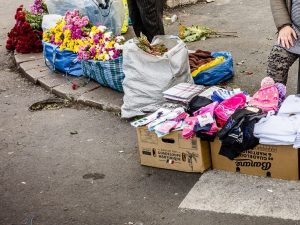 Comert ilegal cu flori la vedere intr un cartier din Cluj Noi platim impozite si rate iar ei castiga 6000 de euro pe luna fara sa contribuie cu nimic