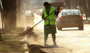 Copiii inhaleaza praf zi de zi Nemultumire pe o strada din Cluj Napoca Locuitorii cer asfaltare de urgenta
