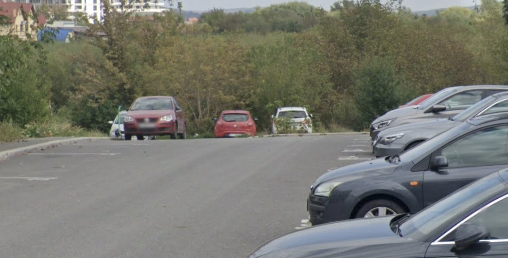 Cosmar in parcarea de pe o strada din Cluj Napoca Locatarii nu au acces la locurile de parcare din cauza masinilor parcate ilegal