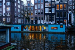 De ce Amsterdam a interzis publicitatea pentru carne si combustibili fosili