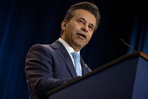 Directorul FDA demisioneaza dupa un an plin de scandaluri Omul lui Trump blocat intre Big Pharma antivaccinisti si lobby ul conservator