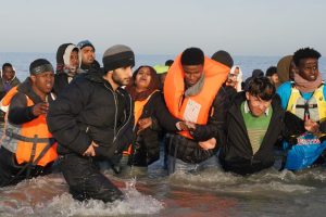 Doua tinere au murit pe o barca cu migranti care tentau sa ajunga din Franta in Marea Britanie